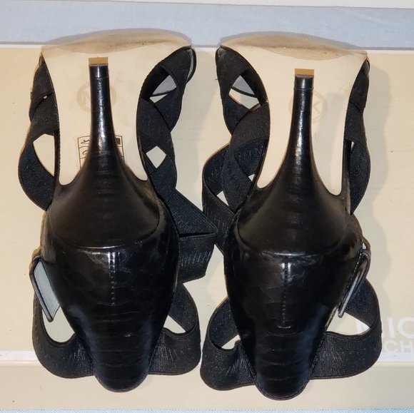 Michael Kors size 6.5 shoes - Picture 6 of 8